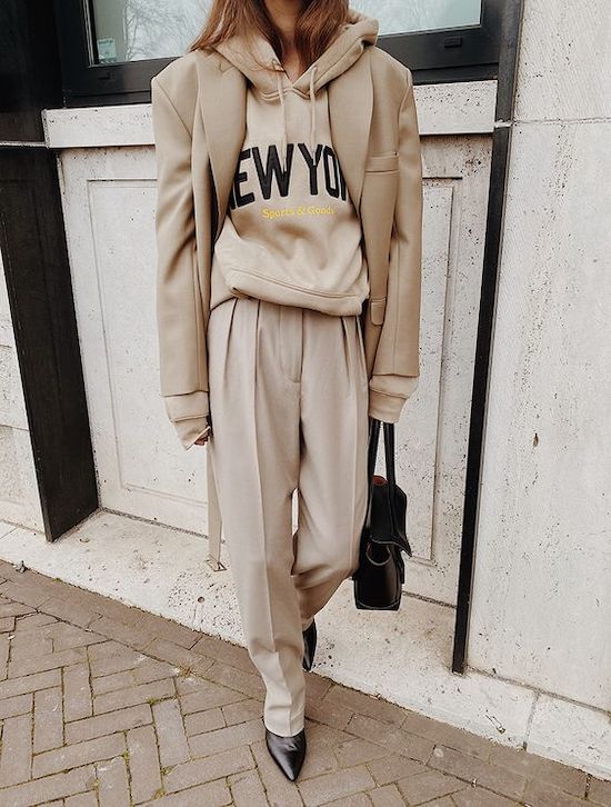 tenue sport chic beige avec talons et sac à main